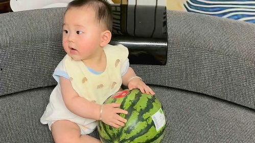 小孩子的吃瓜视频,小萌娃吃瓜欢乐多