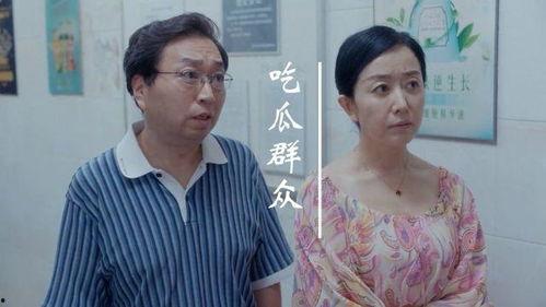 女子门外吃瓜视频播放,女子视频引发网友热议